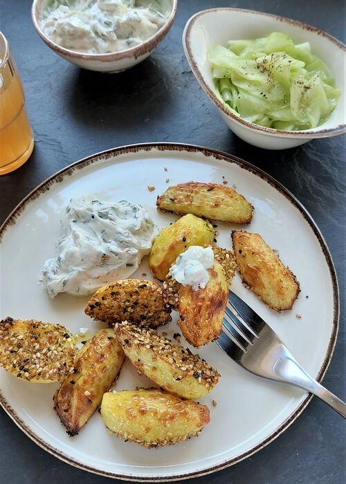 Kartoffeln vom Blech mit scharfem Kräuterquark