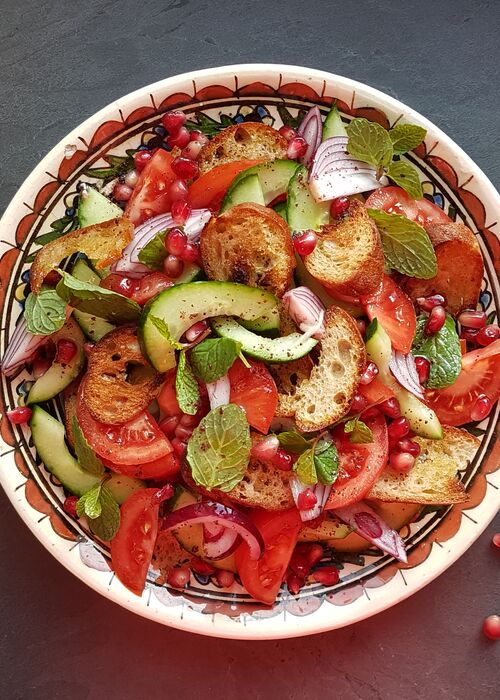Salat aus geröstetem Brot, Gurke, Tomaten, Minze und Granatapfelkernen