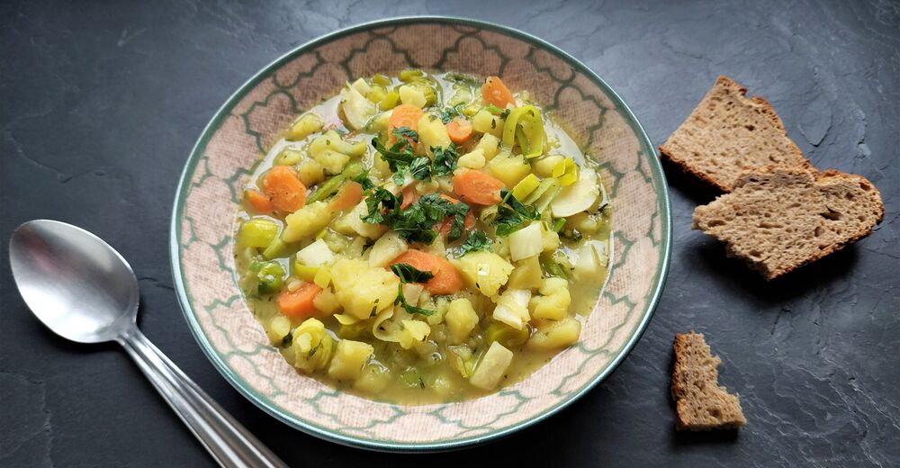 Suppe aus übrigen Petersilienkartoffeln und Suppengemüse