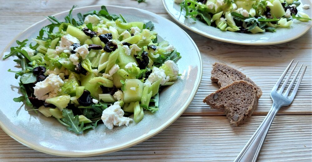 Salat aus Staudensellerie und Galia-Melone mit Schafskäse und schwarzen Oliven