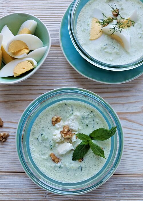 Kalte Joghurt-Gurken-Suppe mit Schafskäse und Minze