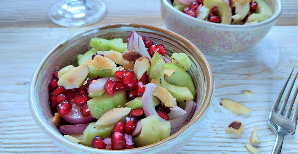 Gurkensalat mit Granatapfelkernen und Paranussstückchen