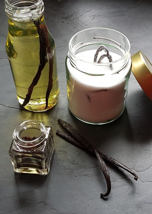 Vanilleöl, Vanillezucker und gemahlene Vanille in Gläsern