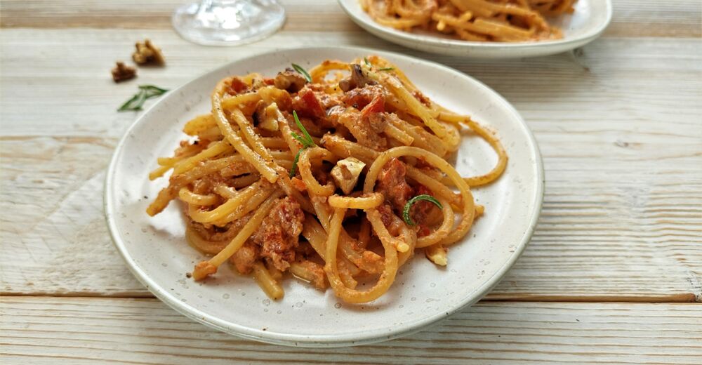 Spaghetti mit einer Creme aus gerösteten Paprikaschoten, Knoblauch und Walnüssen