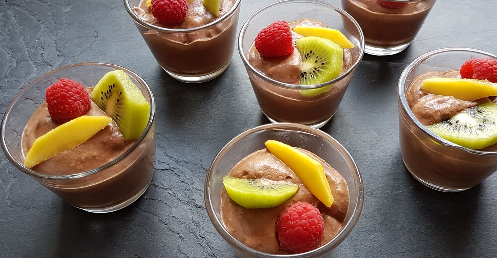 Kleine Gläschen mit Mousse au chocolat und Früchte-Deko