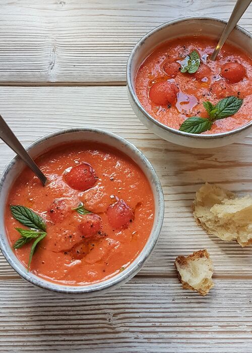Geeiste Wassermelonen-Tomaten-Suppe mit Melonenkugeln und Minze