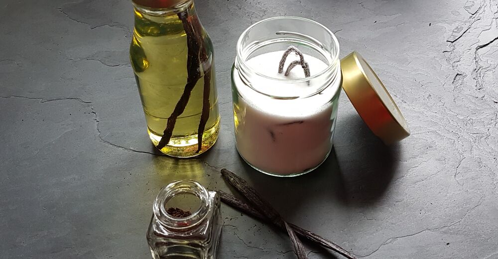 Vanilleöl, Vanillezucker und gemahlene Vanille in Gläsern