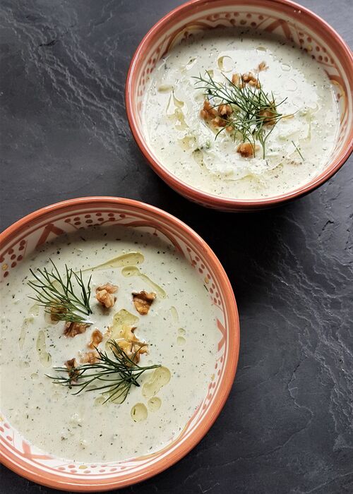 Kalte Gurken-Joghurt-Suppe mit Dill und Walnüssen