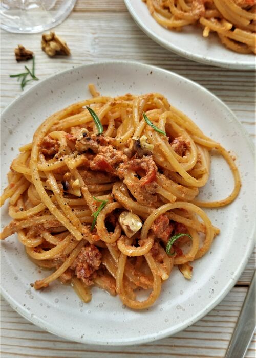 Spaghetti mit einer  Creme aus gerösteten Paprikaschoten, Knoblauch und Walnüssen