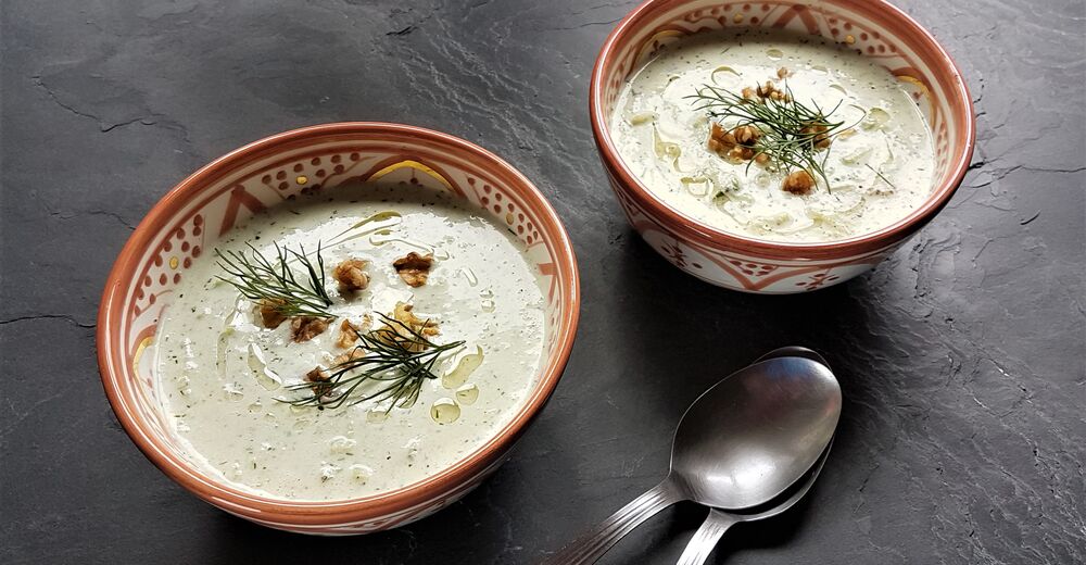 Kalte Gurken-Joghurt-Suppe mit Dill und Walnüssen