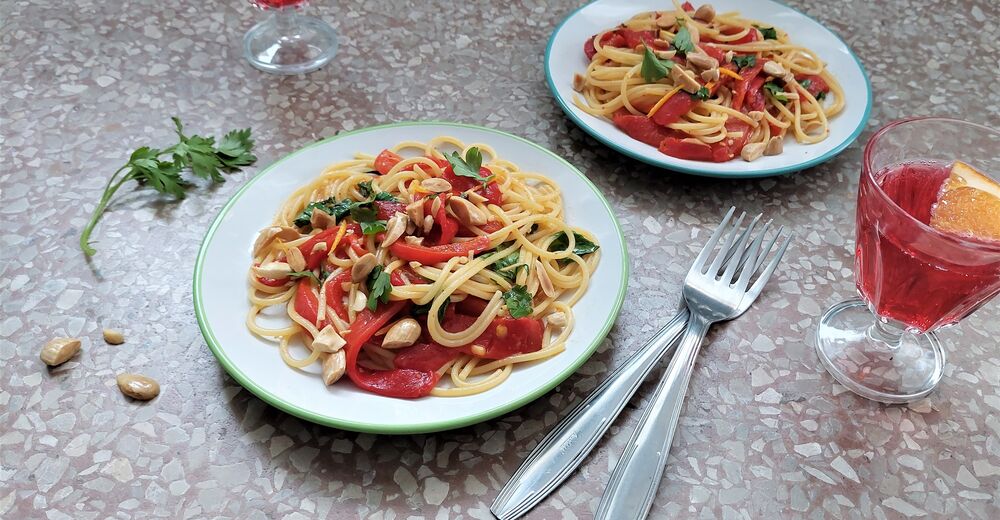 Spaghetti mit gerösteten Paprikaschoten, Orange und Mandeln